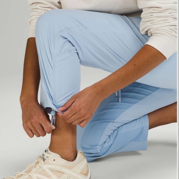 Lululemon Women’s Beyond the Studio High Rise Crop in Blue Linen, Size 2 - Picture 10 of 14